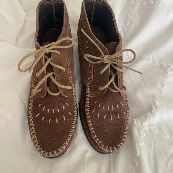 minnetonka moccasins ankle boots booties brown suede lace up moc toe 6.5 - Picture 1 of 8